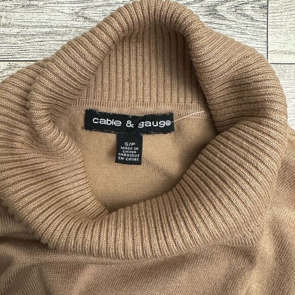 Cable & Gauge Sweater Size Small - Picture 3 of 4